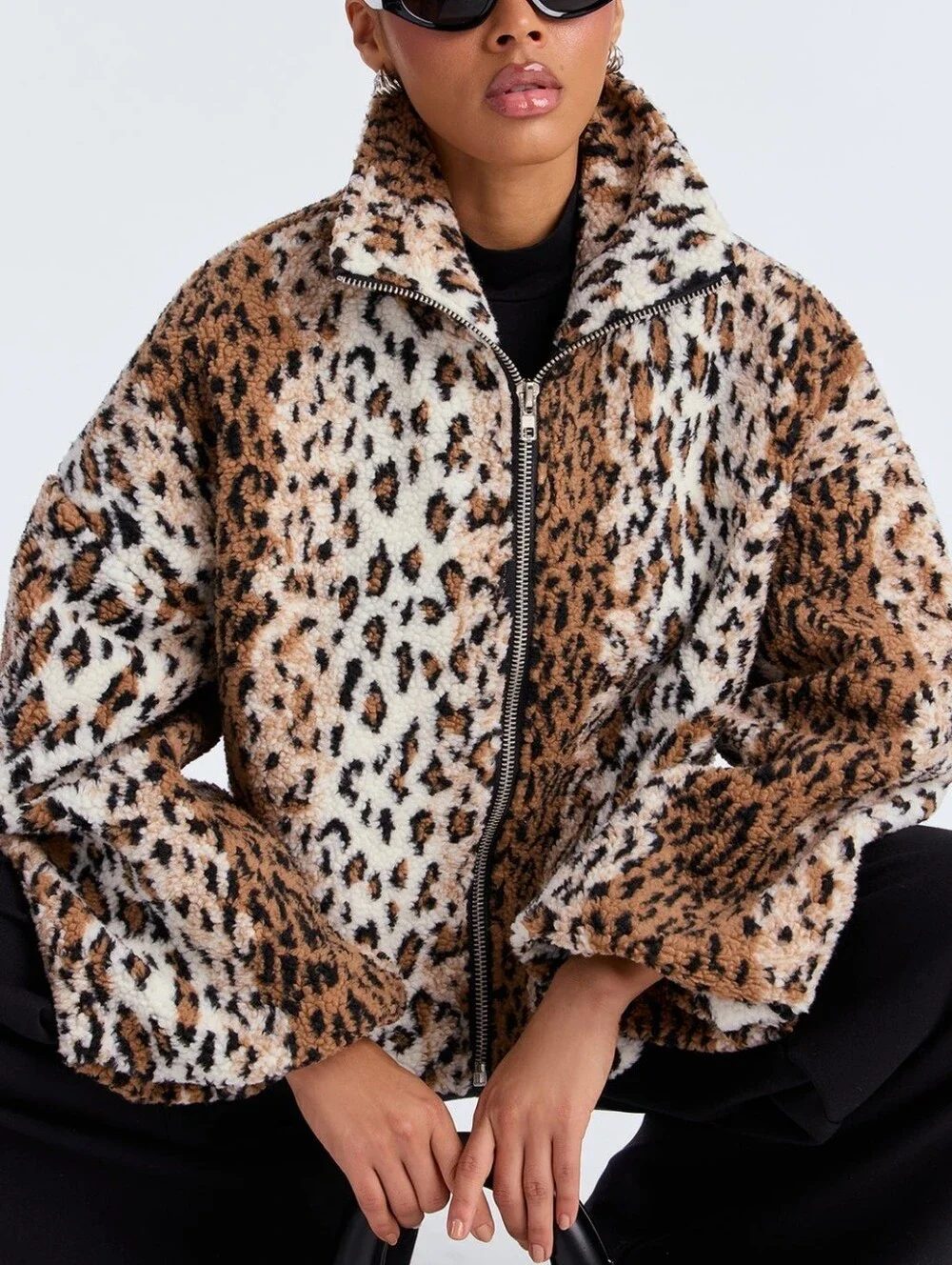 Short voluminous jacket (bomber) with leopard print, made of soft faux fur